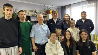 В Якутии сотрудники Госавтоинспекции поздравили детей Мохсоголлохского детского центра