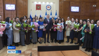 В Якутии многодетным матерям вручили государственные награды к Международному женскому дню