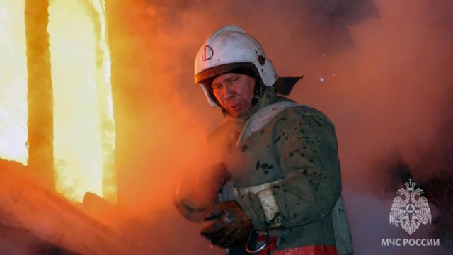 В Ленске огнеборцы спасли частный дом от пожара