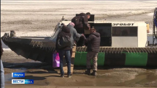 Рейсы через реку Лену во время активного ледохода в Якутске выполняют аэроботы