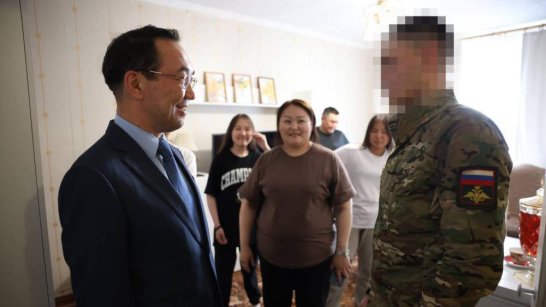 Глава Якутии Айсен Николаев посетил семью военнослужащего из Булунского района