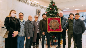 Памятный знак-полотно "Якутск – город трудовой доблести" подарили столице республики