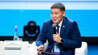 Анатолий Семенов представил опыт Якутии на пленарной сессии ЯТЭК "Размышление об ИИ"