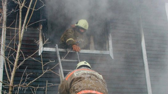 В Олёкминске огнеборцами спасён двухэтажный дом