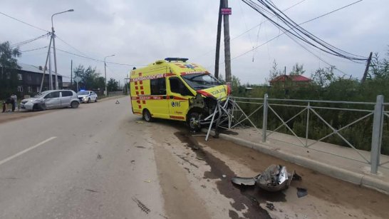 В Якутске в результате ДТП с участием автомобиля скорой помощи пострадали два человека