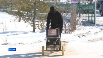 Коммунальные службы Якутска в усиленном режиме борются с гололёдом