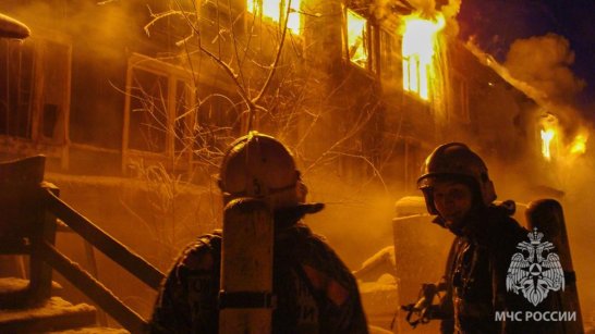В Якутске огнеборцами спасено 7 человек при пожаре в многоквартирном доме