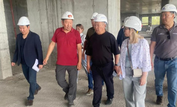 Ход строительства социальных объектов и автодорог проинспектировали в Якутске
