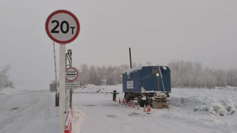 На ледовом автозимнике Хатассы – Павловск повышена грузоподъемность до 20 тонн