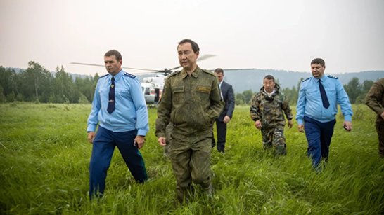 Глава Якутии Айсен Николаев и замгенпрокурора РФ Дмитрий Демешин совершили облёт лесных пожаров Хангаласского района