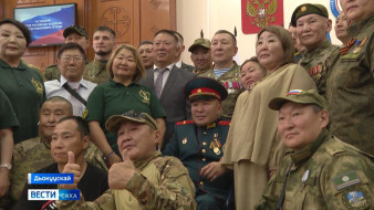 Дьокуускайга Арассыыйа Дьоруойа үрдүк ааты ылбыт Алексей Петрову чиэстээтилэр