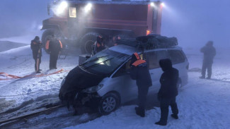 Спасатели вытащили провалившийся под лёд автомобиль на реке Лена