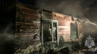 Два человека погибли в Якутске во время пожара в частном доме