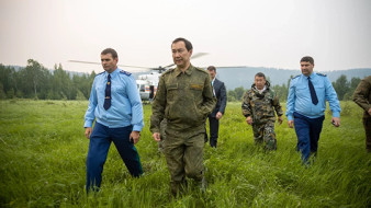 Глава Якутии Айсен Николаев и замгенпрокурора РФ Дмитрий Демешин совершили облёт лесных пожаров Хангаласского района