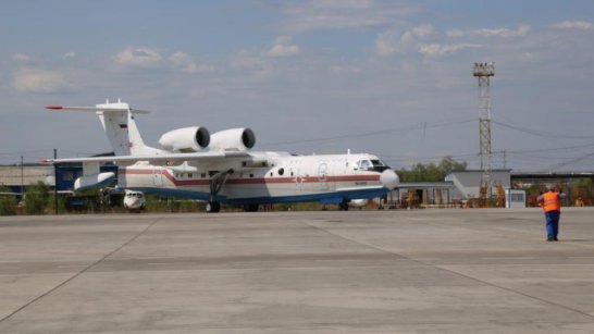 Свыше 100 тонн воды сбросил самолет Бе-200 на двух лесных пожарах в Якутии