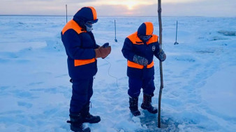 На реке Лена спасатели продолжают поиски мужчин, провалившихся под лед