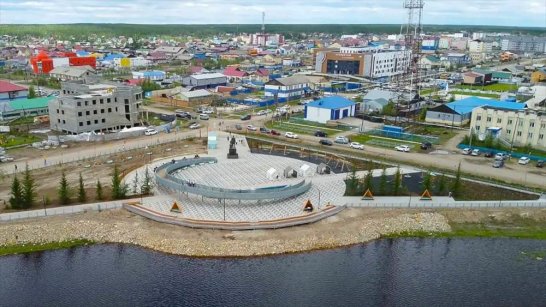В селе Ытык-Кюёле Айсен Николаев возложил цветы к памятнику Алексея Кулаковского и осмотрел новую набережную