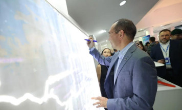 Айсен Николаев ознакомился с разработками местных компаний на форуме "Цифровой алмаз"