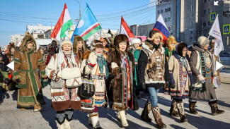 В Якутске прошло шествие в национальных костюмах ко Дню народного мастера