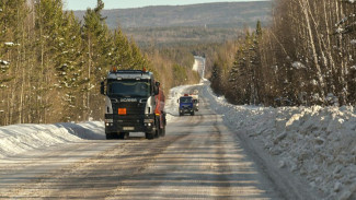 Движение автотранспорта по грунтовому автозимнику ФАД А-331 "Вилюй" открыто