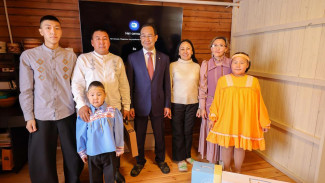 Глава Якутии поздравил многодетную семью Тарасовых из села Сымах с подключением дома к газу