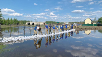 В Якутии спасатели ведут работы по устранению последствия паводка
