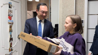 Айсен Николаев исполнил новогодние желания многодетной семьи Куликовых