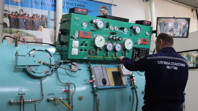 Водолазы Службы спасения Якутии проводят тренировочные спуски в барокамере