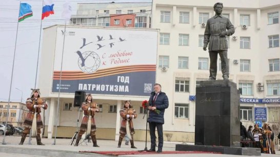 В Якутске возложили цветы к памятнику Максиму Аммосову