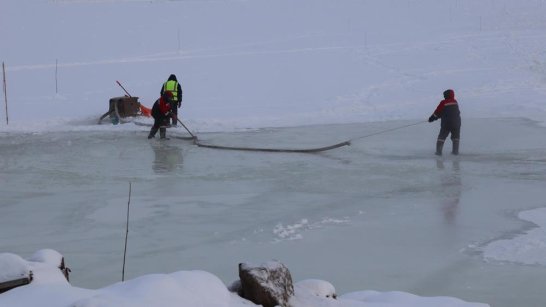 В Якутске на устройстве ледовой переправы через реку Лену приступили к расчистке торосов