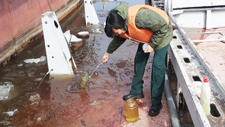 Из затопленного судна на реке Лена произошел разлив нефтепродуктов
