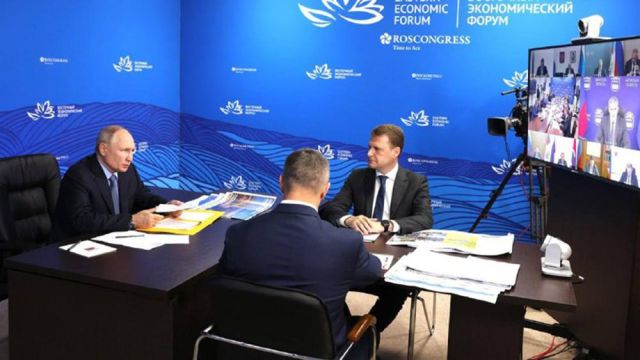 ВЭФ-2023: Владимир Путин ознакомился с мастер-планом Нерюнгри