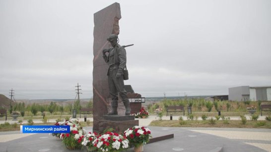 В Мирном состоялось возложение цветов к Памятнику погибшим шахтёрам