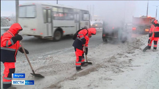 В Якутске ведётся активная работа по уборке и вывозу снега с городских улиц и тротуаров