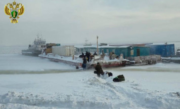 В Якутии два судна застряли во льдах на реке Лена