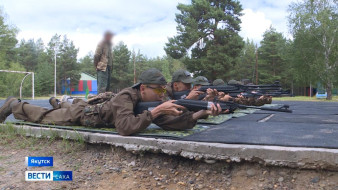 На летних профильных сменах "Время юных героев" подростки осваивают снайпинг