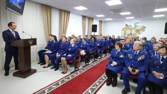 Глава Якутии Айсен Николаев поздравил работников Прокуратуры с профессиональным праздником