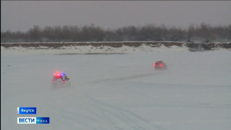 По тонкому льду. В районе Якутска на нелегальных переправах инспекторы ДПС и ГИМС проводят рейды