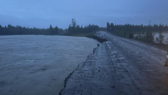 В Оймяконском районе временно закрыто движение транспорта на участке автодороги Р-504 "Колыма"