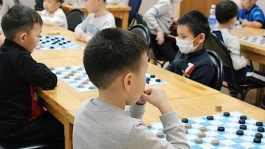 Более 230 юных спортсменов участвуют в первенстве Якутии по шашкам