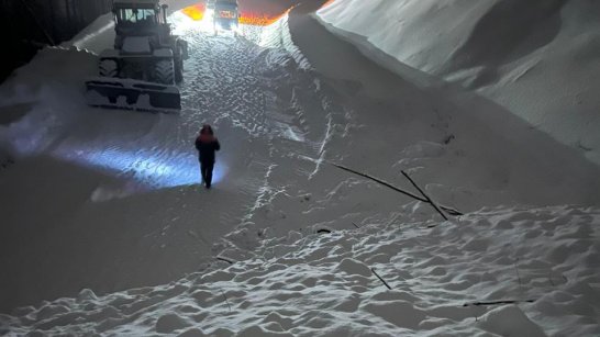 На автодороге "Колыма" спасатели оказали помощь водителям на месте схода снежной лавины
