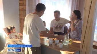 В Якутии две многодетные семьи получили единовременные выплаты на жилье на сумму 22 млн рублей