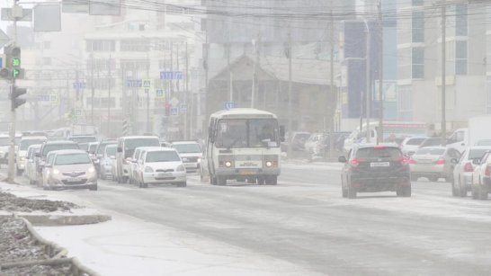 Минтранс Якутии предупреждает водителей о сложных дорожных условиях