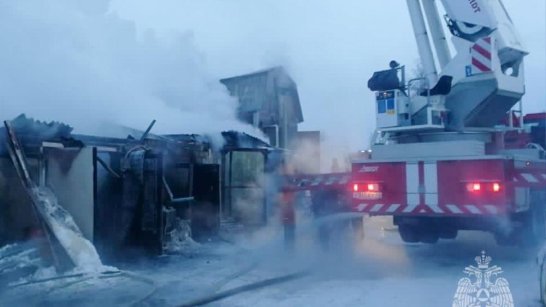 В Якутске при пожаре частного гаража пострадали два человека