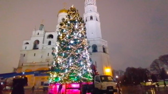 Главный символ Нового года. На Соборной площади Кремля украшают новогоднюю ёлку