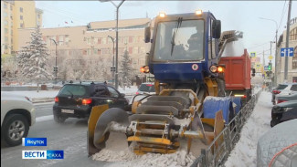Коммунальные службы Якутска продолжают уборку снега с городских улиц