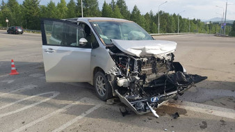 В Алдане в результате столкновения двух автомобилей пострадала женщина