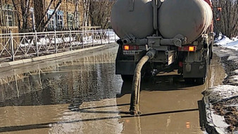 Коммунальные службы отчитались о ходе работ по откачке талых вод с улиц города