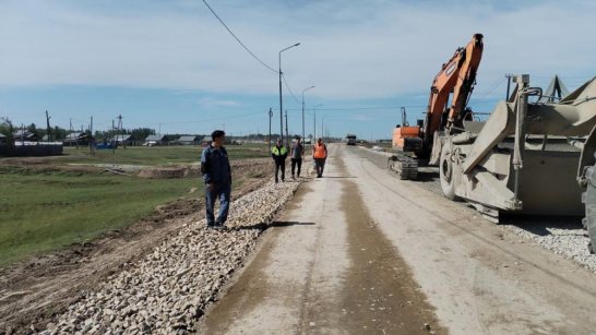 В Таттинском районе на региональной автодороге "Харбалах" началась укладка асфальта