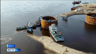 Первый коффердам Ленского моста вывели в русло реки